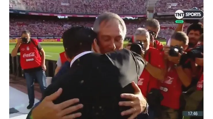 El abrazo entre Gallardo y Holan.