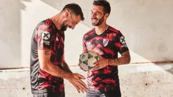 Estamos todos locos: un hincha de River se hizo sus propias botellas de vino para trollear a Boca