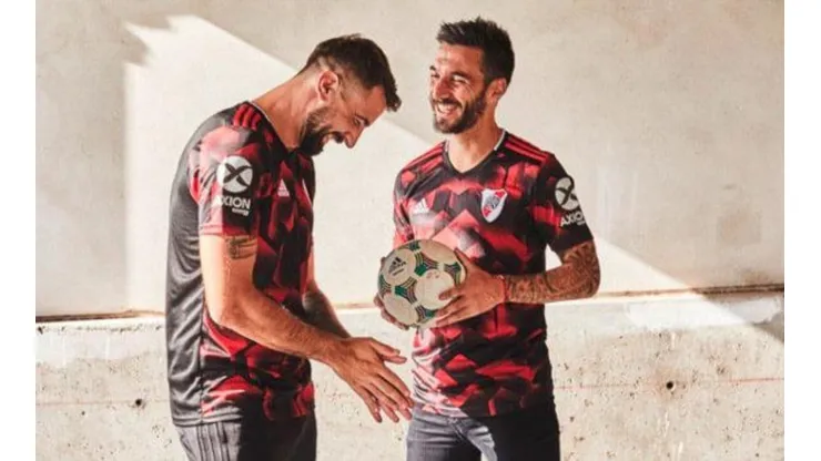 Estamos todos locos: un hincha de River se hizo sus propias botellas de vino para trollear a Boca