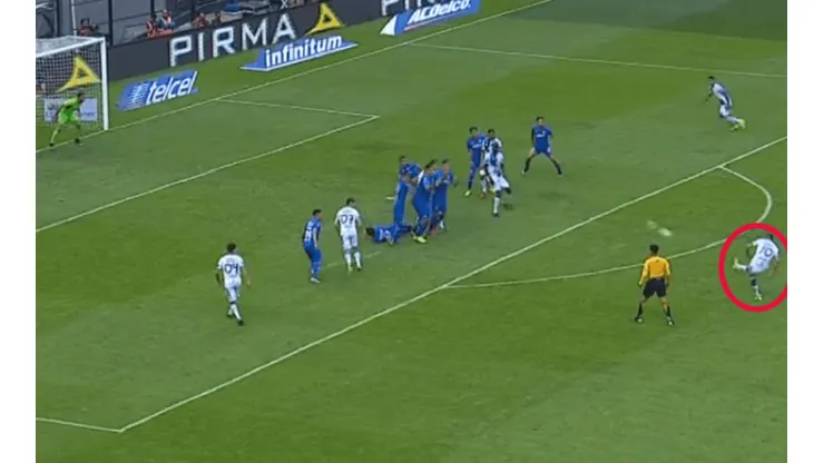 Golazo impactante de Cardona de tiro libre