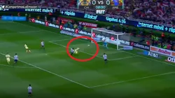 Castillo, con un testazo, le está dando el primer gol al América.