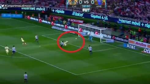 Castillo, con un testazo, le está dando el primer gol al América.