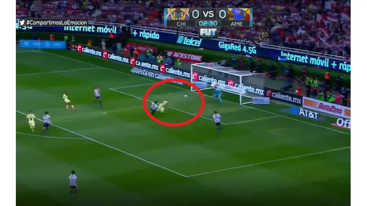 Castillo, con un testazo, le está dando el primer gol al América.