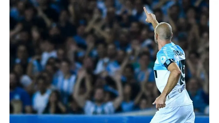 RUMBO AL TÍTULO. Lisandro López señala a la hinchada tras el 1-0 ante Belgrano (Foto: Getty).