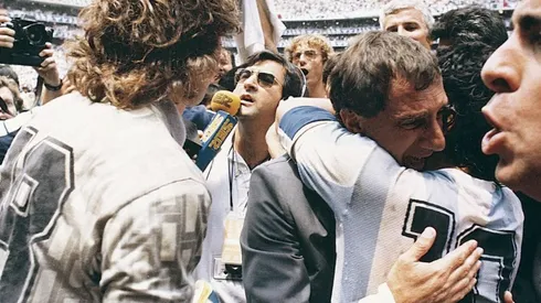 LÁGRIMAS DE CAMPEÓN. Billardo llora mientras se hunde en los brazos de Maradona en México '86 (Foto: Getty).