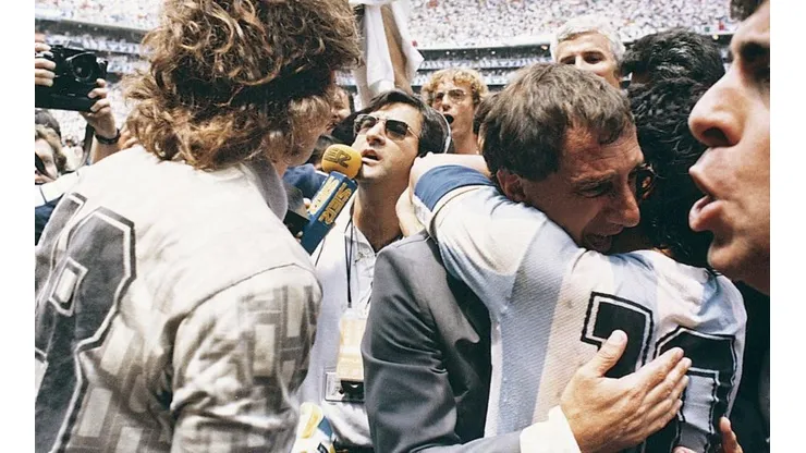LÁGRIMAS DE CAMPEÓN. Billardo llora mientras se hunde en los brazos de Maradona en México '86 (Foto: Getty).