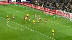 Raúl Jiménez peleó contra todos, encontró el hueco y le marcó al United