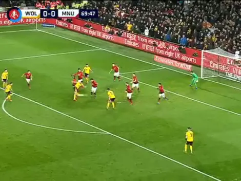 Raúl Jiménez peleó contra todos, encontró el hueco y le marcó al United