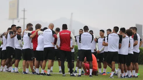 Nicolás Córdova probó dos equipos diferentes para el partido ante Melgar