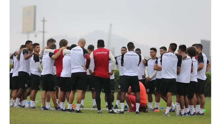 Nicolás Córdova probó dos equipos diferentes para el partido ante Melgar
