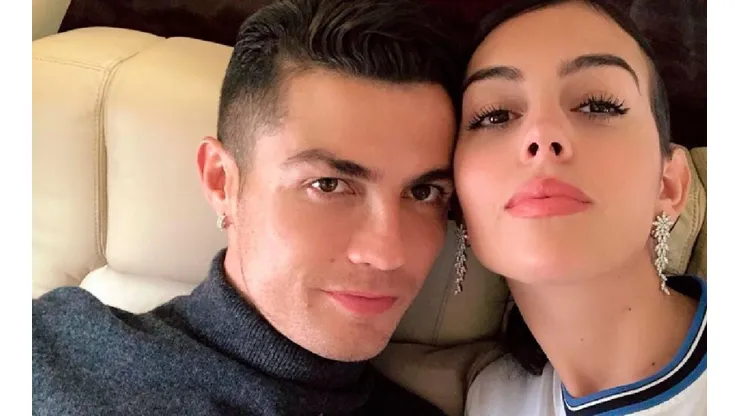 Georgina y Cristiano, muy cómodos en el avión.