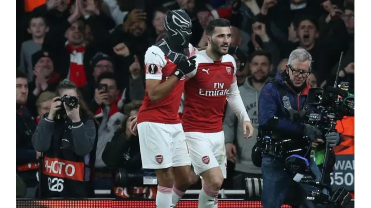 Aubameyang festejó con la máscara.