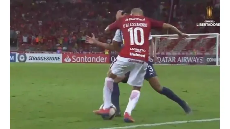 Qué lindo que es el fútbol: el túnel de D'Alessandro a un hombre de Alianza Lima