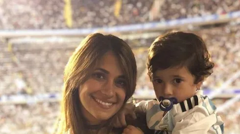Antonella Roccuzzo puso su mejor sonrisa, pero Ciro nos mató con su cara de dormido