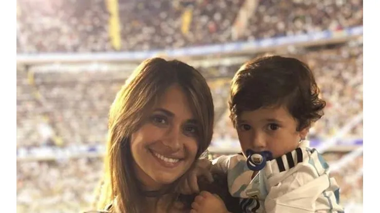 Antonella Roccuzzo puso su mejor sonrisa, pero Ciro nos mató con su cara de dormido