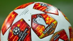 RUMBO A MADRID. El balón de la Champions League antes de Manchester City-Schalke 04 (Foto: Getty).