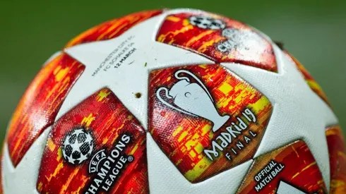 RUMBO A MADRID. El balón de la Champions League antes de Manchester City-Schalke 04 (Foto: Getty).