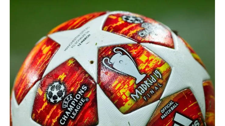 RUMBO A MADRID. El balón de la Champions League antes de Manchester City-Schalke 04 (Foto: Getty).