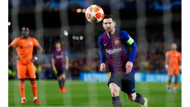 A COBRAR. Lionel Messi observa como el balón viaja casi flotando para el 1-0 (Foto: Getty).