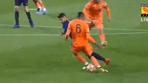 A lo Riquelme: el caño de Luis Suárez sin tocar el balón