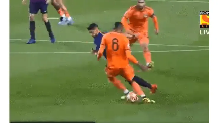 A lo Riquelme: el caño de Luis Suárez sin tocar el balón