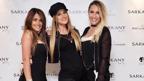 Foto de Antonella Roccuzzo junto a la pareja de Suárez.