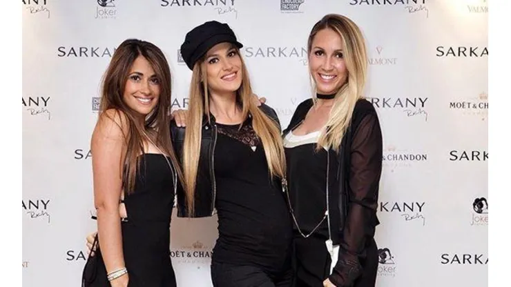 Foto de Antonella Roccuzzo junto a la pareja de Suárez.