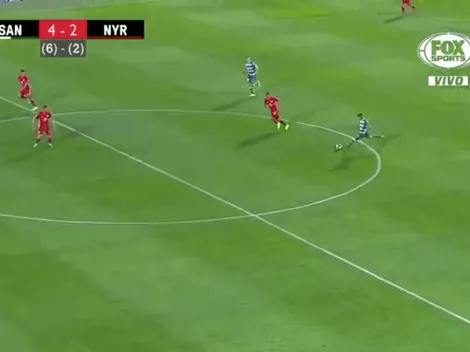 Una obra de arte: Santos Laguna liquidó el encuentro con un gol de Brian Lozano desde el círculo central