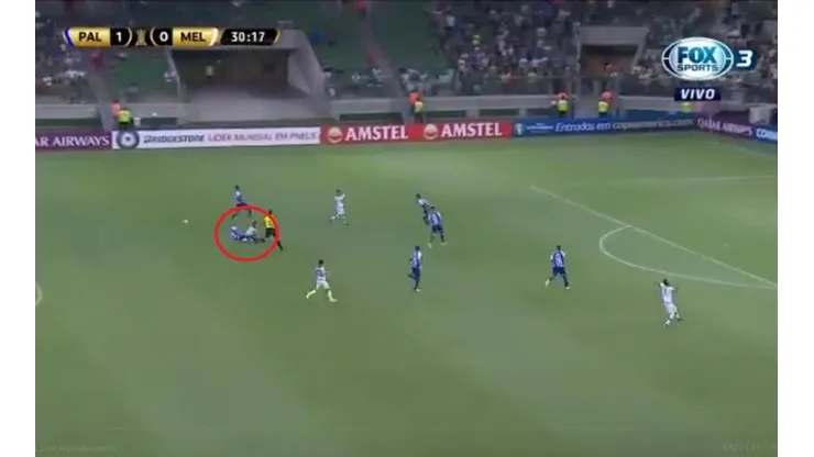 Terrible patada de Felipe Melo.
