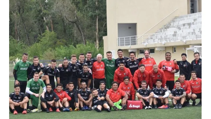 ¿Casualidad o provocación? La foto del plantel de Palestino con un detalle que enoja en River