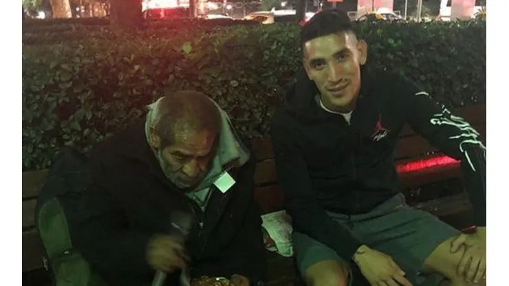 Ricardo Centurión junto a su novia ayudaron a un hombre y él escribió una emotiva reflexión