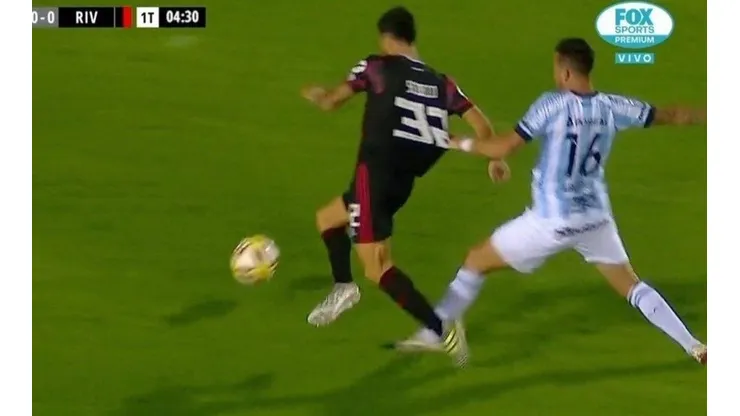 Un hincha de River convirtió el penal que no le cobraron a Scocco en meme contra Boca