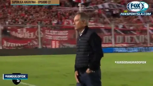 Holan y un gesto obsceno para un hincha.