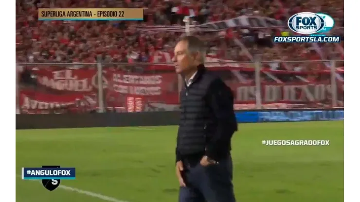 Holan y un gesto obsceno para un hincha.