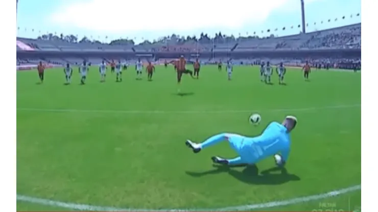 Saldívar salvó a Pumas al atajarle el penal a Sandoval