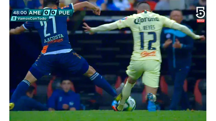 Acosta se fue a las duchas por un patadón a Reyes