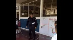 El video de un policía saltando la soga que se volvió viral