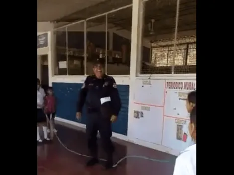 El video de un policía saltando la soga que se volvió viral