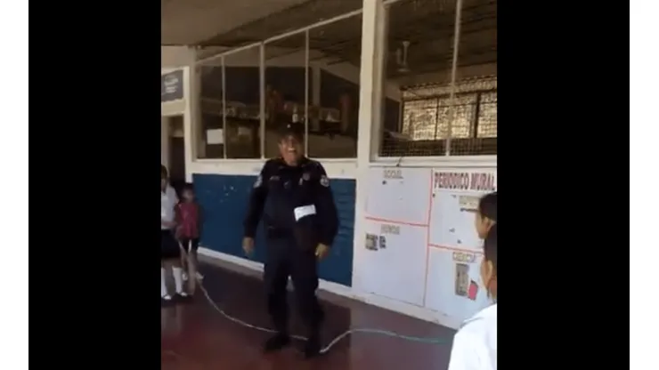 El video de un policía saltando la soga que se volvió viral