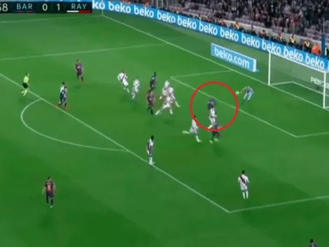 Como con la mano: el centro de Messi para que Piqué empate para Barcelona