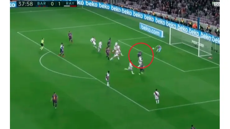 Como con la mano: el centro de Messi para que Piqué empate para Barcelona