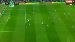 Sterling marcó, el línea lo anuló y el árbitro lo dio.