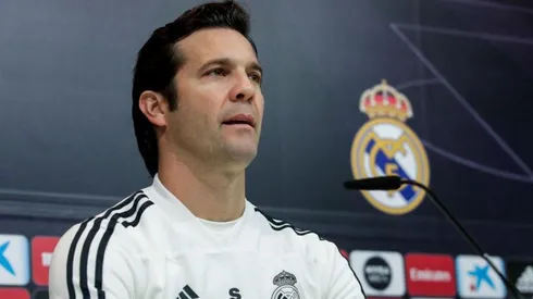 Solari llegó una hora tarde a la conferencia y le pegó a varios de sus jugadores