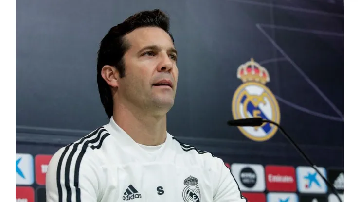 Solari llegó una hora tarde a la conferencia y le pegó a varios de sus jugadores