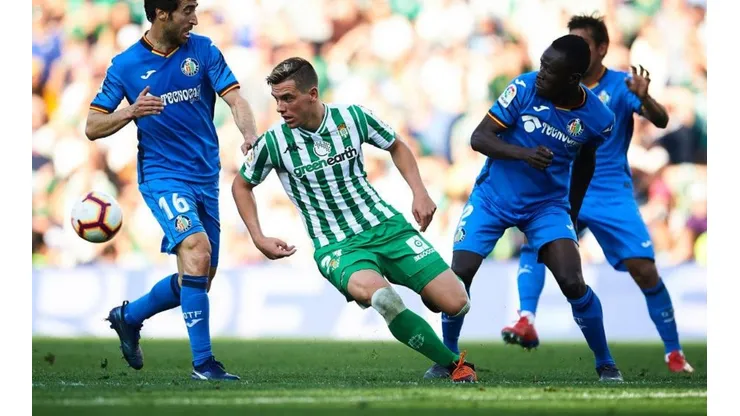 IMPARABLE. Lo Celso domina el balón ante la defensa del Getafe (Foto: Getty).