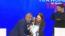 ¡Cuidado, Chiqui! Tapia casi rompe la copa del Mundial femenino en vivo