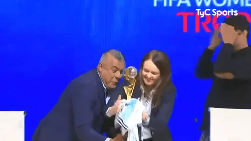 ¡Cuidado, Chiqui! Tapia casi rompe la copa del Mundial femenino en vivo