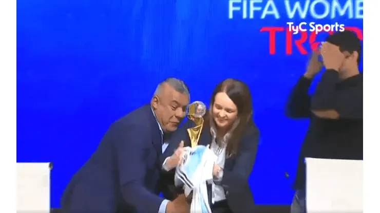 ¡Cuidado, Chiqui! Tapia casi rompe la copa del Mundial femenino en vivo