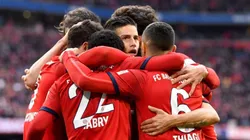 ASOMA. James Rodríguez es abrazado por sus compañeros tras marcar el 3-0 (Foto: Getty).