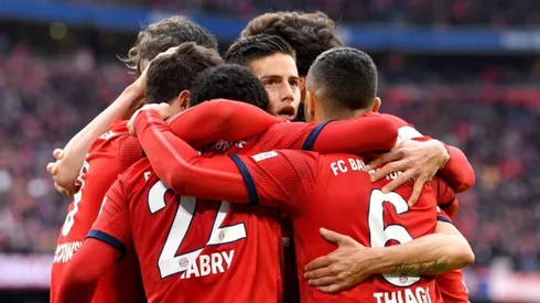 ASOMA. James Rodríguez es abrazado por sus compañeros tras marcar el 3-0 (Foto: Getty).
